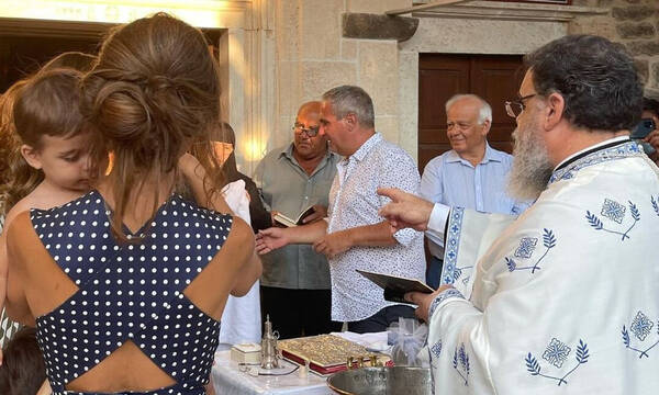 Από το Λος Άντζελες στην Αίγινα για να βαφτίσει τον γιο της!