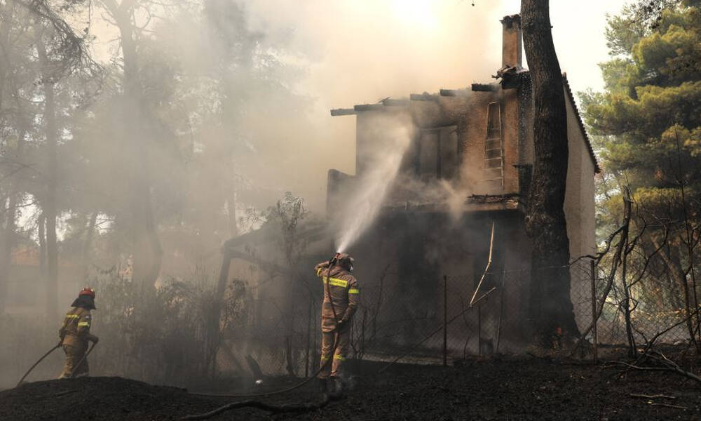 Φωτιά ΤΩΡΑ στη Σταμάτα: Δραματικές στιγμές, κάηκαν σπίτια - Εκκενώθηκε οικισμός