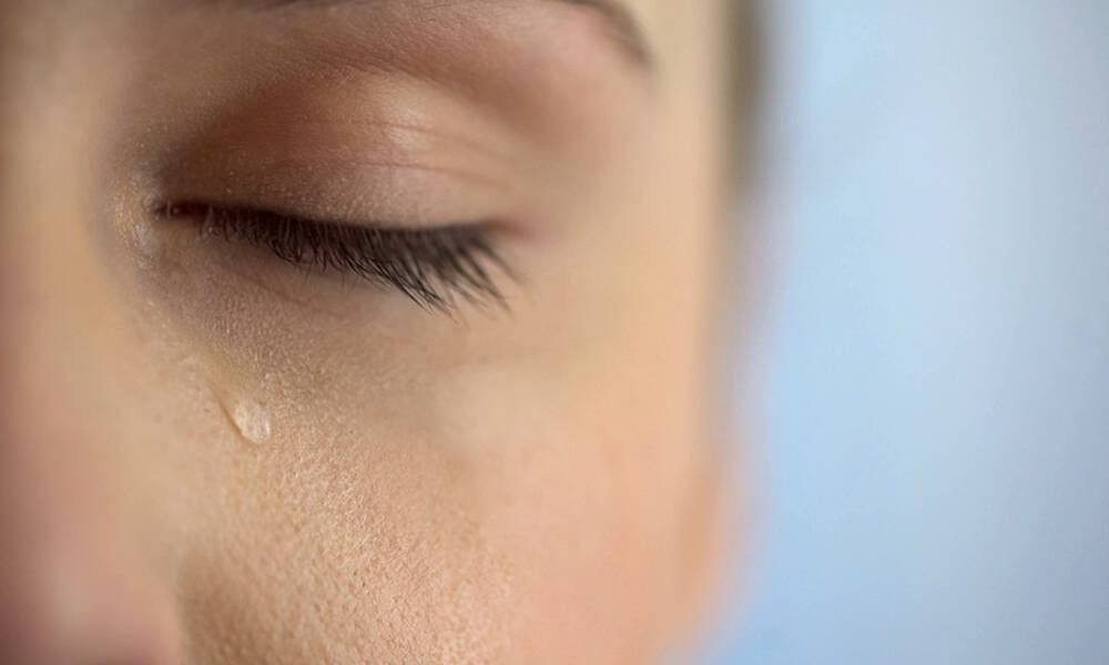 Δακρύζουν διαρκώς τα μάτια σας; Οι πιθανές αιτίες (εικόνες)