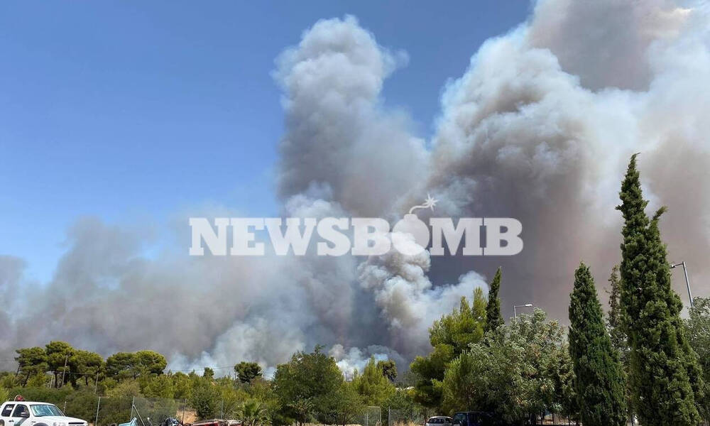 Φωτιά Βαρυμπόμπη: Δραματικές στιγμές - Έκλεισε η Εθνική Οδός Αθηνών - Λαμίας - Ακούγονται εκρήξεις