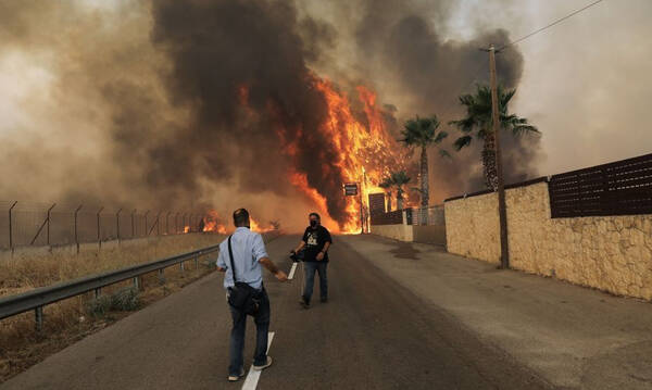 Φωτιά Βαρυμπόμπη: Θρίλερ με εγκλωβισμένους πολίτες, αστυνομικούς και πυροσβέστες - Δεκάδες κλήσεις