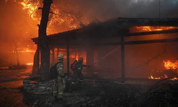 Φωτιά στη Βαρυμπόμπη: Πύρινος εφιάλτης για τους κατοίκους - Όλες οι εξελίξεις