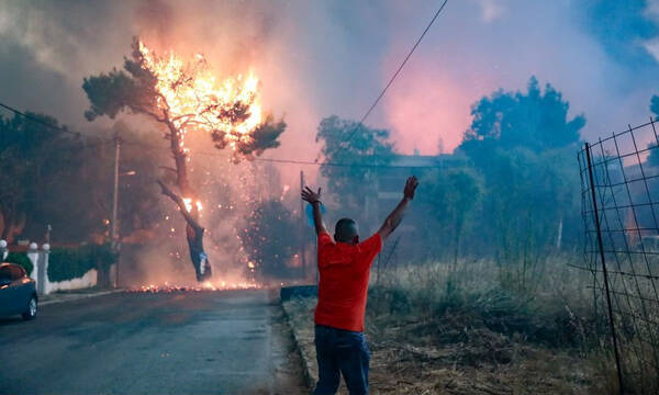 Φωτιά Βαρυμπόμπη: Σε απόγνωση οι κάτοικοι – «Μας άφησαν μόνους», καταγγέλλουν