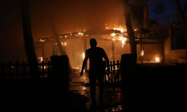 Νύχτα αγωνίας στη Βαρυμπόμπη: Κάηκαν σπίτια, κινδύνευσαν άνθρωποι