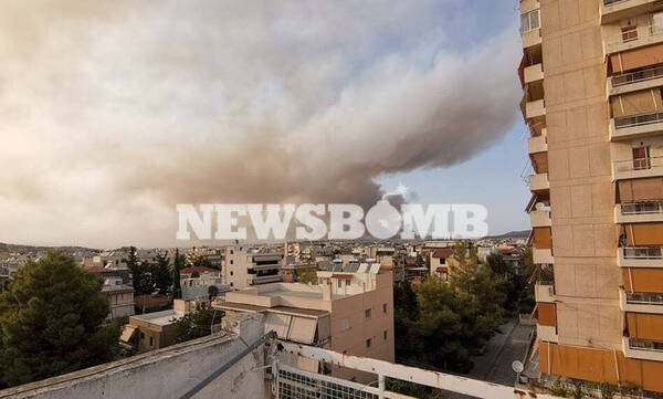Φωτιά Βαρυμπόμπη: Εκρηκτικό «κοκτέιλ» στον ουρανό της Αθήνας - Στάχτη και καπνός