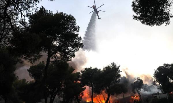 Φωτιά Βαρυμπόμπη: Βίντεο ντοκουμέντο! Πώς ξεκίνησε η πυρκαγιά - Οι ισχυρές εκρήξεις