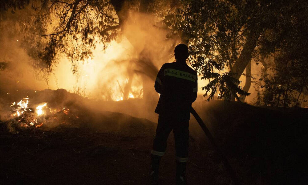 Φωτιά στην Εύβοια: Οι φλόγες πλησιάζουν τις Κεχριές - Απέχουν 100 μέτρα από το χωριό
