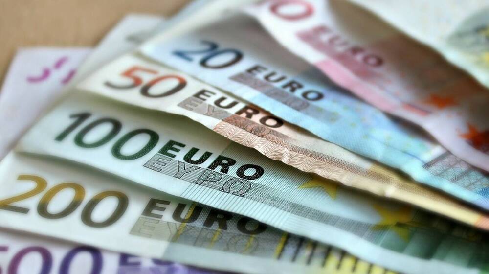 Κατώτατος μισθός: Πώς διαμορφώνεται ανάλογα με τα έτη προϋπηρεσίας - Δείτε αναλυτικoύς πίνακες
