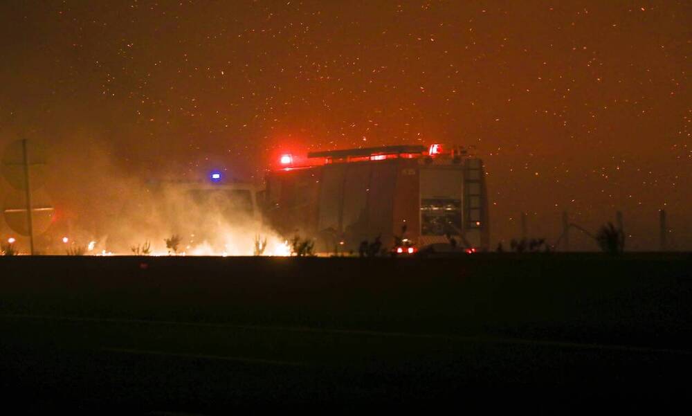 Φωτιά στην Αττική: Έκρηξη σε κοντέινερ «τίναξε» πυροσβέστες - Είναι καλά στην υγεία τους