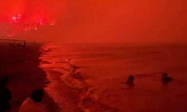 Φωτιά στην Εύβοια: Συγκλονιστική εικόνα από την «κόλαση» στην παραλία της Αγίας Άννας