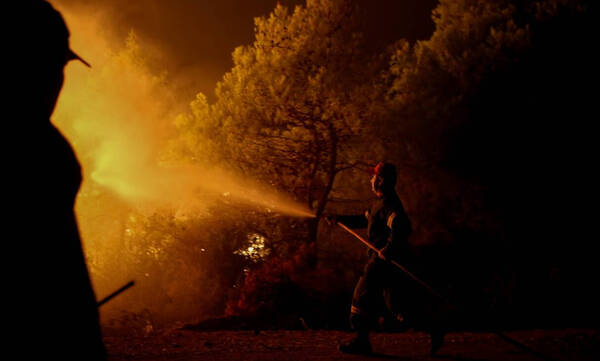 Φωτιά Αττική: Αγωνία για τις αναζωπυρώσεις - Περιπολίες στρατού και ΕΛ.ΑΣ. στα καμένα