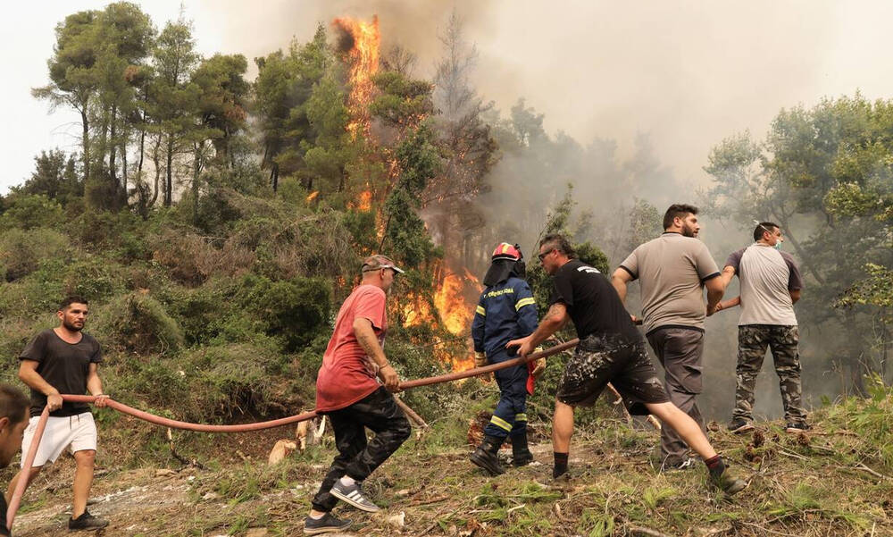Φωτιά στην Εύβοια: Χωριά κυκλωμένα από τη φωτιά - «Η Ιστιαία περιμένει να ζήσει το ολοκαύτωμά της»