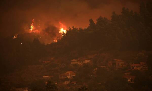 Φωτιά Εύβοια: Η εφιαλτική εξάπλωση του μετώπου από τον δορυφόρο της NASA - Δραματικές ώρες στο Πευκί