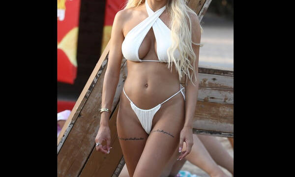 Πιο σέξι από ποτέ! «Κόβει ανάσες» με το μικροσκοπικό μπικίνι της!