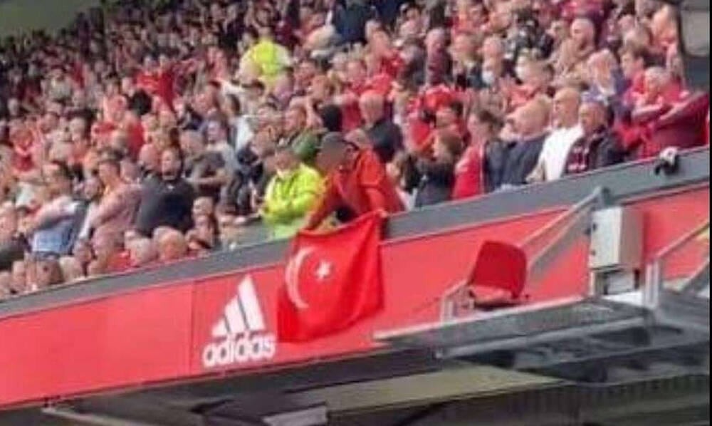 Λιντς: Έξαλλοι με την τούρκικη σημαία στο Μάντσεστερ! (Videos+Photos)