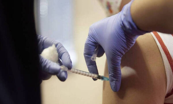 Υποχρεωτικός εμβολιασμός: Στον «πάγο» όσοι αρνούνται - Πώς θα αντικατασταθούν, ποιοι απαλλάσσονται