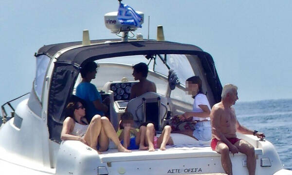 Ζυγούλη – Ρουβάς: Σκαφάτες διακοπές με τα τέσσερα παιδιά τους - Θα ξετρελαθείς με τις φώτο!