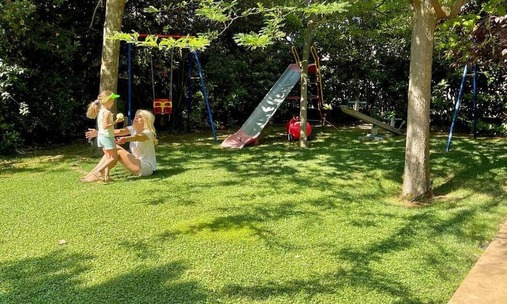 Μαρίνα Παντζοπούλου: Θα λιώσετε με τη φωτό – Δείτε την να κυνηγά τον αδερφό της, Άγγελο Λάτσιο