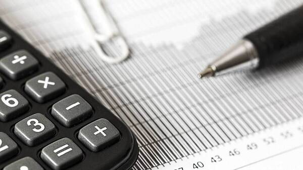 Φόρος εισοδήματος: Πώς μπορείτε να τον εξοφλήσετε - Έως 12 άτοκες δόσεις δίνουν οι τράπεζες