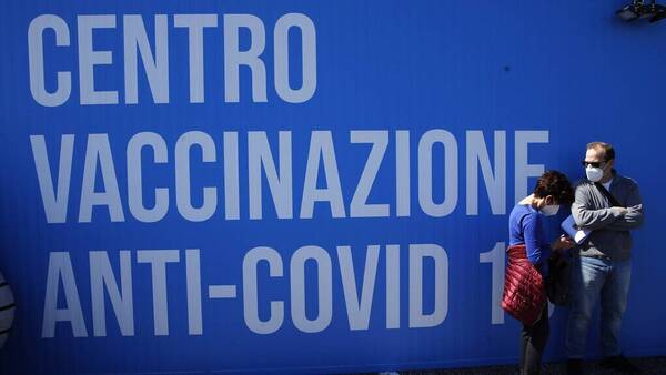 Κορονοϊός: Εικονικοί εμβολιασμοί (και) στην Ιταλία - Έρευνα για τη δράση νοσηλεύτριας