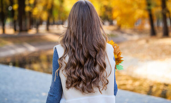 Φθινοπωρινή τριχόπτωση: Τι πρέπει να περιλαμβάνει η διατροφή σας (εικόνες)