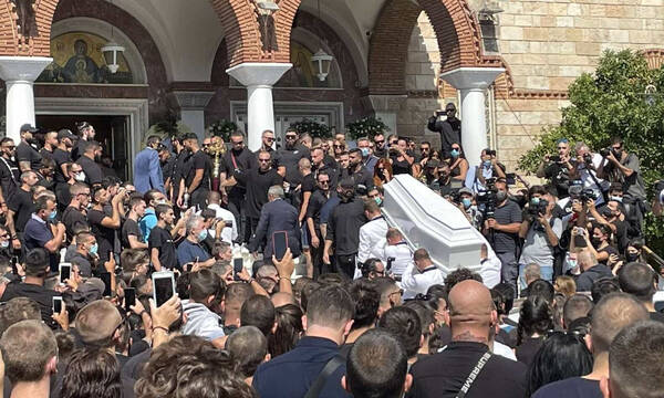 Κηδεία Mad Clip: Συγκλονιστικές εικόνες – Το λευκό φέρετρο και το δυνατό τελευταίο χειροκρότημα