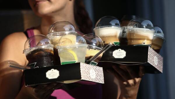 Εν αναμονή ανατιμήσεων: Πόσο θα αυξηθεί η τιμή του καφέ στο τραπεζάκι και στο χέρι