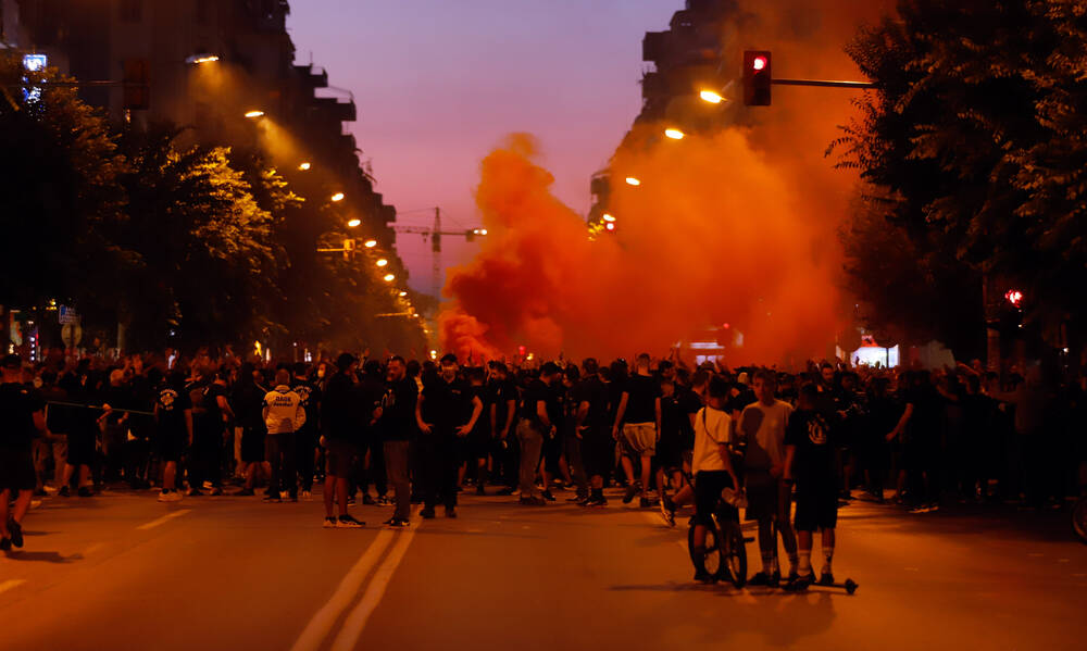 Ένταση μεταξύ οπαδών του ΠΑΟΚ και αστυνομίας στην πορεία διαμαρτυρίας