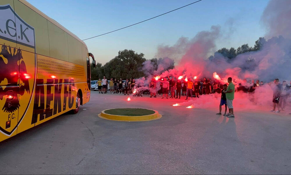 ΑΕΚ: Η πρώτη αποθέωση της σεζόν με συνθήματα για πρωτάθλημα (video+photos)