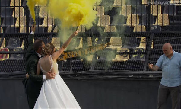 Γάμος στο γήπεδο του Άρη - Πανηγύρισαν με καπνογόνα οι νεόνυμφοι (video)