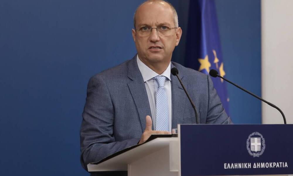 Οικονόμου: Δεν είναι δυνατόν να χωρίζουμε τις οικογένειες γι'αυτό μπαίνει το τεστ για τους ανήλικους