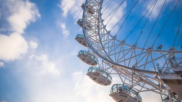 Πέντε χώρες που αποφάσισαν να ζήσουν με τον κορωνοϊό