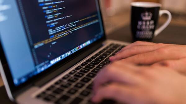 Έρευνα της ΕΛ.ΑΣ. σε ιστοσελίδες και social media που στρέφονται κατά της δημόσιας υγείας