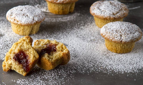 Άκης Πετρετζίκης: Γεμιστά muffins με μαρμελάδα δαμάσκηνο