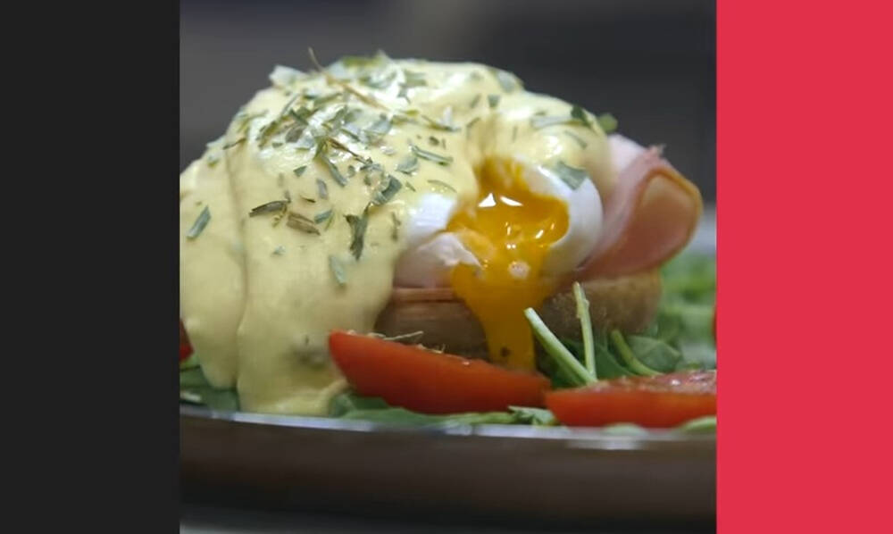 Άκης Πετρετζίκης: Eggs Benedict σε 30 λεπτά