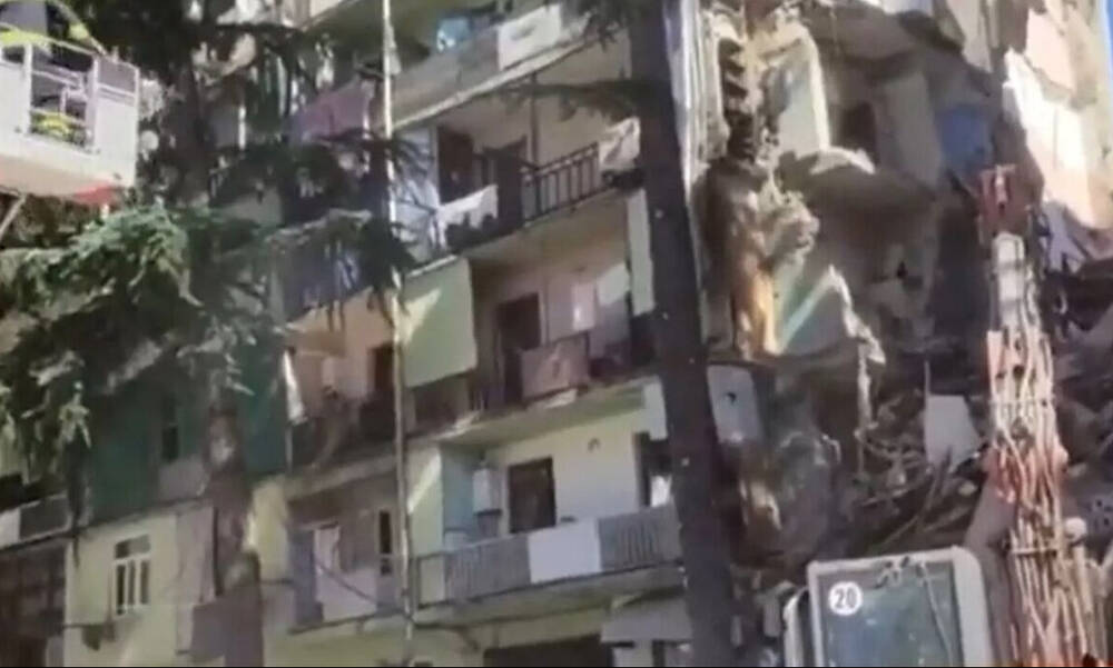 Κατέρρευσε πολυκατοικία στη Γεωργία - Εγκλωβισμένοι στα συντρίμμια