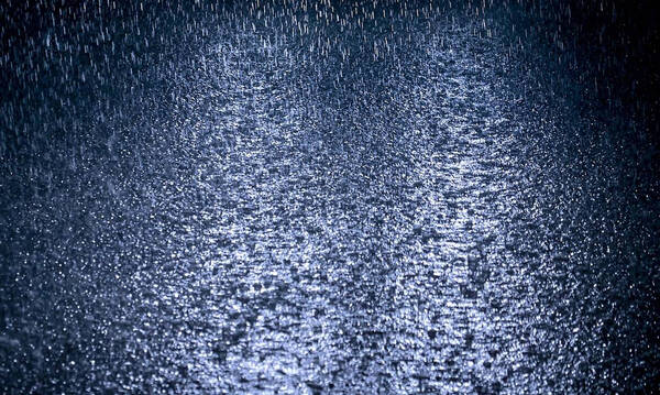 Καιρός: «Άνοιξαν» οι ουρανοί στην Αττική - Σφοδρή καταιγίδα