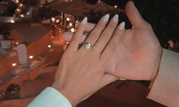 Ποδοσφαιριστής της Super League έκανε ρομαντική πρόταση γάμου στη σύντροφό (vid&pics)