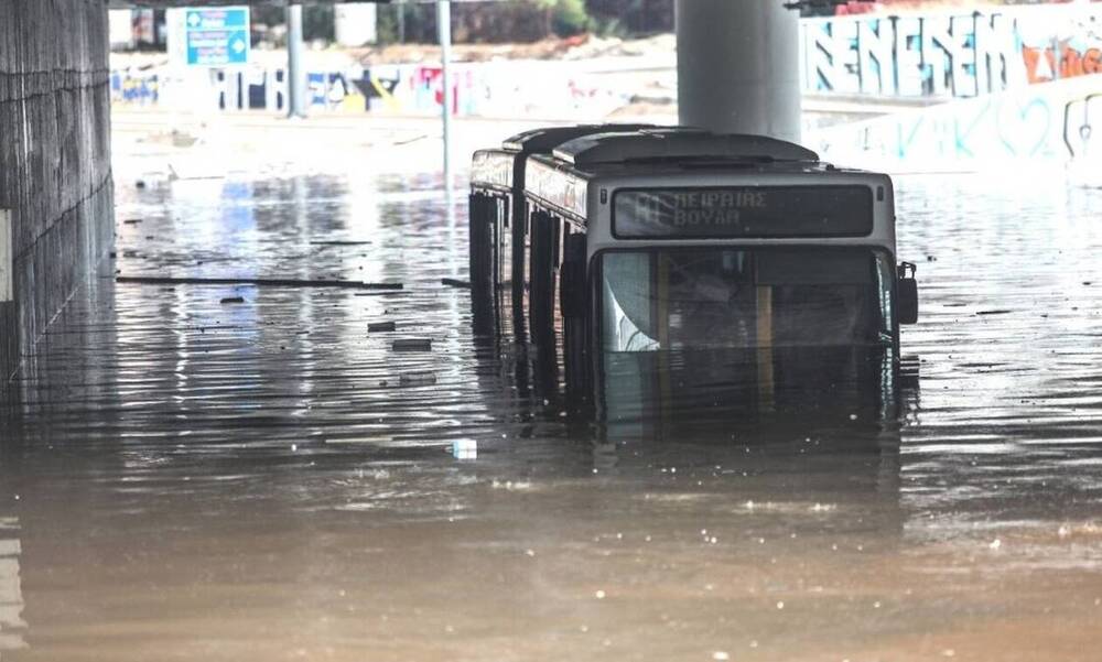 Κακοκαιρία «Μπάλλος»: Απίστευτη εικόνα - Λεωφορείο βυθίστηκε στη Λεωφόρο Ποσειδώνος (photos)