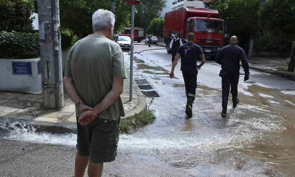 Κακοκαιρία «Μπάλλος»: Έπεσε μπαλκόνι πολυκατοικίας στο Χαλάνδρι