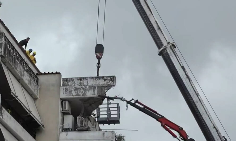 Κατέρρευσε μπαλκόνι και εκκενώθηκε πολυκατοικία στο Χαλάνδρι (photos+videos) 