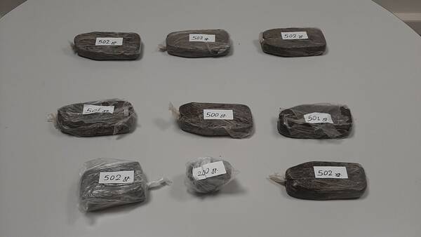 Θεσσαλονίκη: Έκρυβε στα ρούχα της πάνω από τέσσερα κιλά ηρωίνης