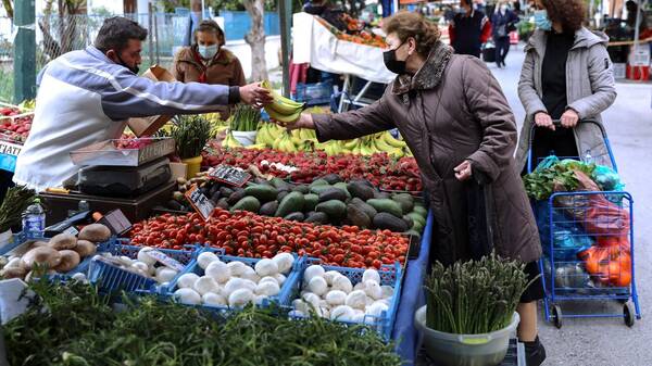 Ανατιμήσεις: Πού καταγράφονται οι μεγαλύτερες αυξήσεις - Πώς αντιδρούν οι καταναλωτές