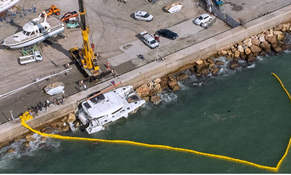 Άλιμος: Σοκαριστικές εικόνες από τη διάσωση επιβατών του καταμαράν που τσακίστηκε στα βράχια