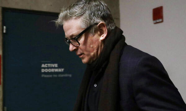 Άλεκ Μπάλντουιν: Το θρίλερ με το φονικό όπλο που χρησιμοποίησε – Τι είπε στον σύζυγο του θύματος