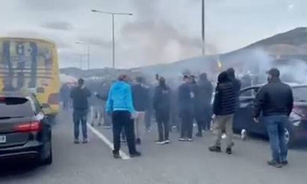 Βόλος-ΑΕΚ: Μπλόκο και αποθέωση από οπαδούς στο πούλμαν της Ένωσης (video)