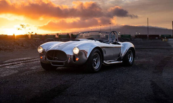 Αυτή η Shelby Cobra είναι η επιτομή της λιτής ωμότητας