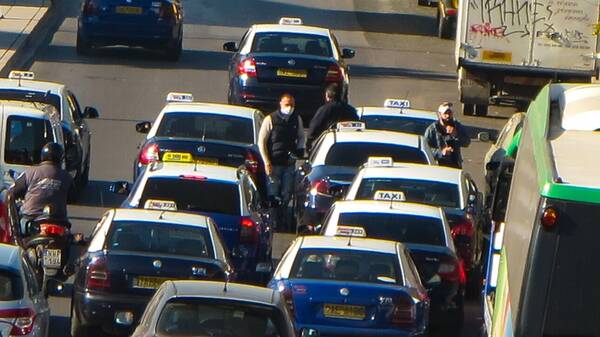 Θεσσαλονίκη: Καβγάς σε ταξί για τη μάσκα - Οδηγός και πελάτης «πιάστηκαν» στα χέρια