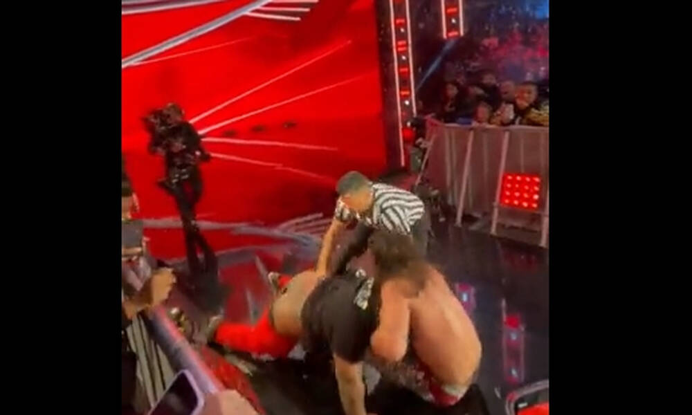 Χαμός σε αγώνα WWE - Θεατής επιτέθηκε σε παλαιστή και ακολούθησε πανικός (video+photos)