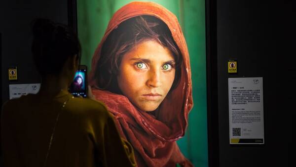 Αφγανιστάν: Το «κορίτσι με τα πράσινα μάτια» είναι 49 ετών και μόλις σταμάτησε να περιπλανιέται